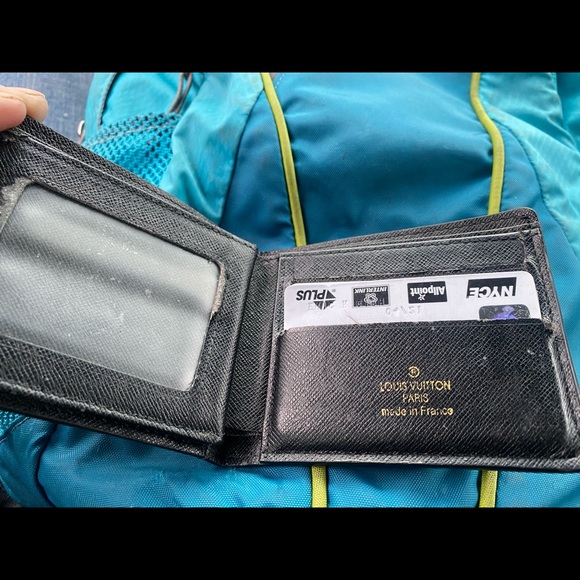 Louis Vuitton wallet it has Serial number in it - Picture 3 of 4